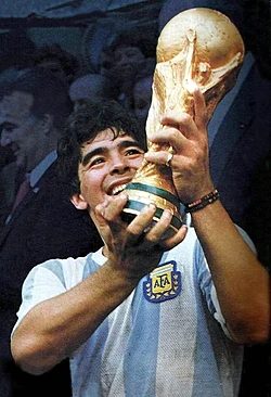 Maradona solleva la Coppa del Mondo 1986