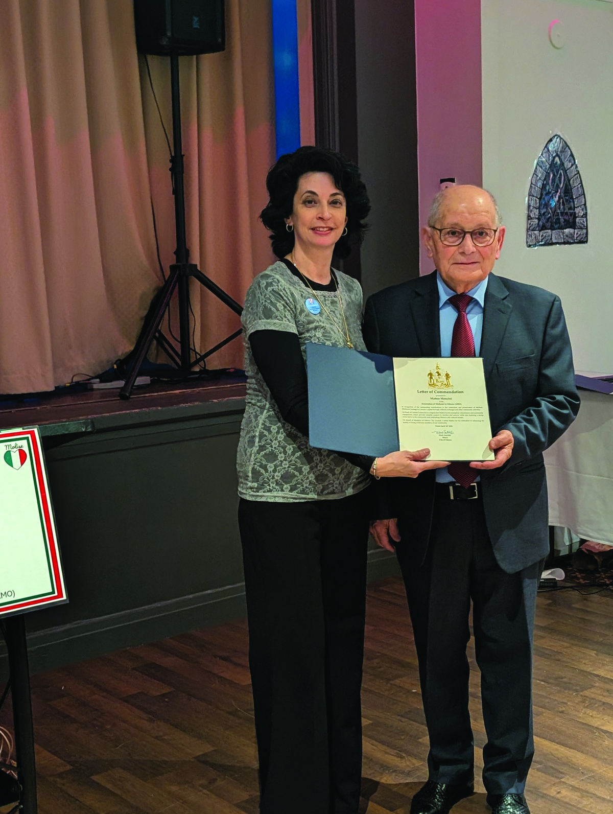 Matteo Mancini riceve il Premio Servizio Comunitario AMO 2026