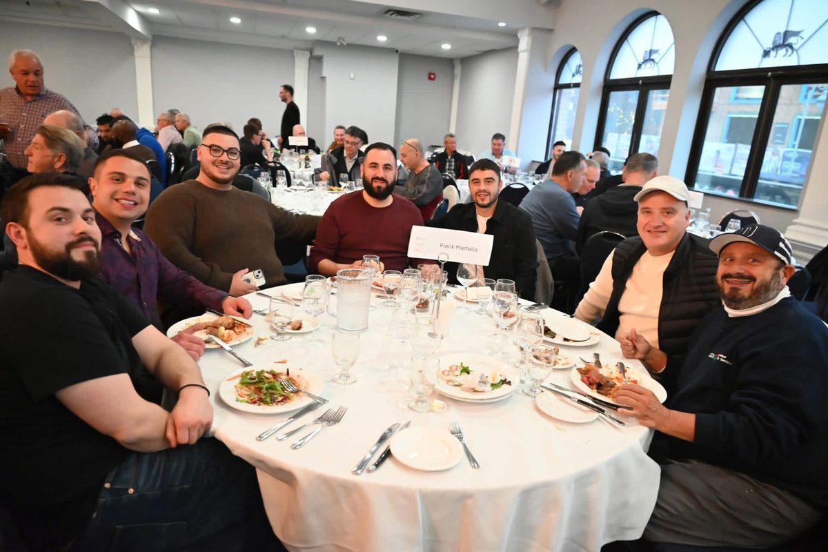 Boy's Night Out — tavolo di amici