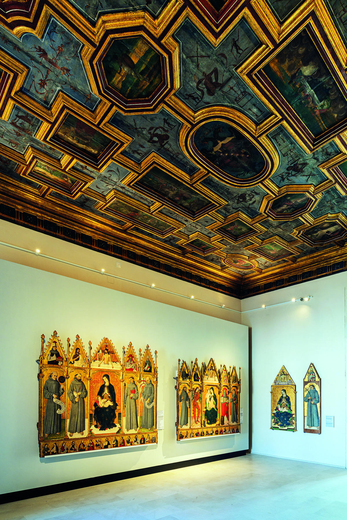 Museo Nazionale d'Abruzzo (MuNDA) — sala con soffitto cinquecentesco affrescato e polittici medievali, Castello dell'Aquila