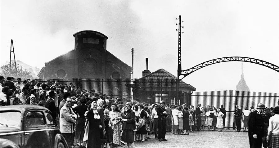 Familiari in attesa fuori dalla miniera di Bois du Cazier, agosto 1956