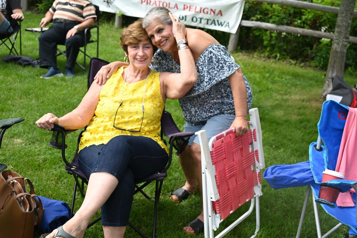 Due amiche sorridenti davanti allo stendardo di Pratola Peligna
