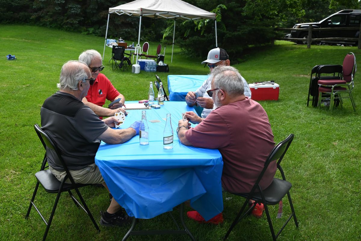 Torneo di carte sotto il gazebo