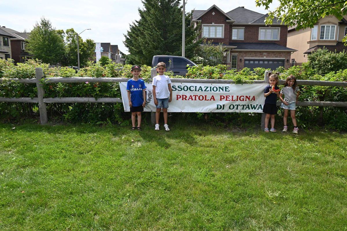 I più piccoli davanti allo stendardo di Pratola Peligna