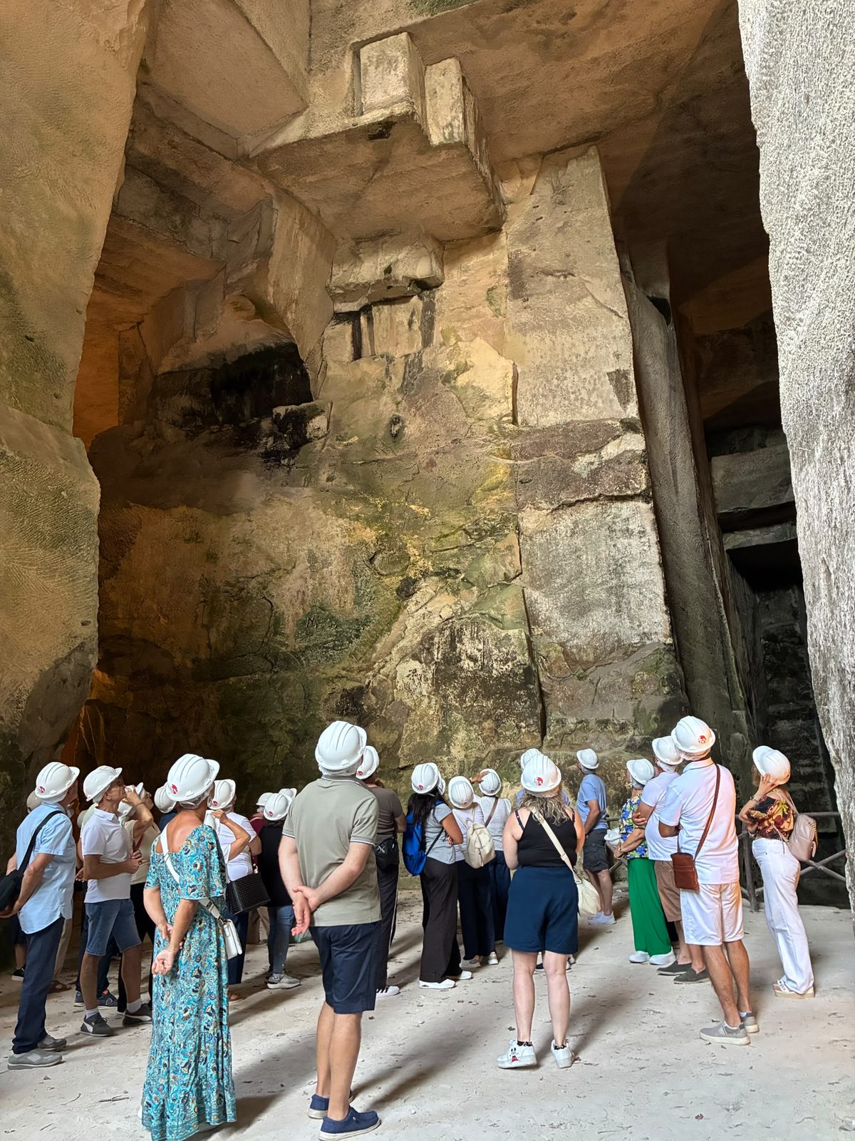 I pilastri giganteschi della Pirrera Sant'Antonio, scavati nella roccia calcarea