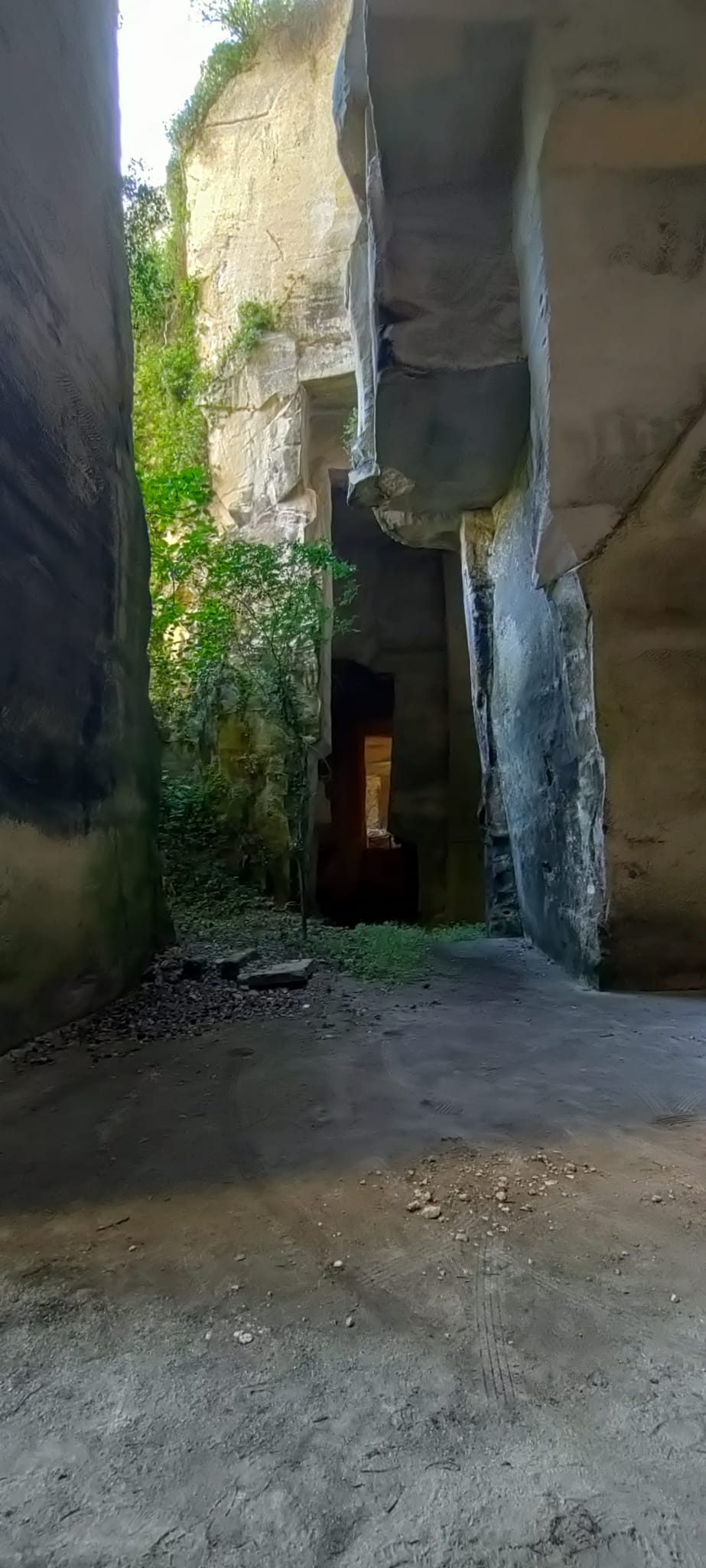 La luce filtra dall'alto sulle pareti della cava