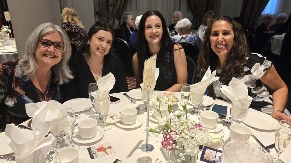 Amiche sorridenti a un tavolo della serata