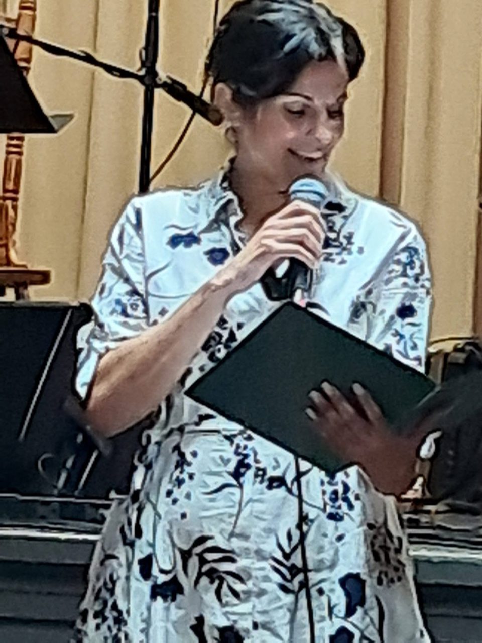 Olimpia Bevilacqua al microfono durante la presentazione
